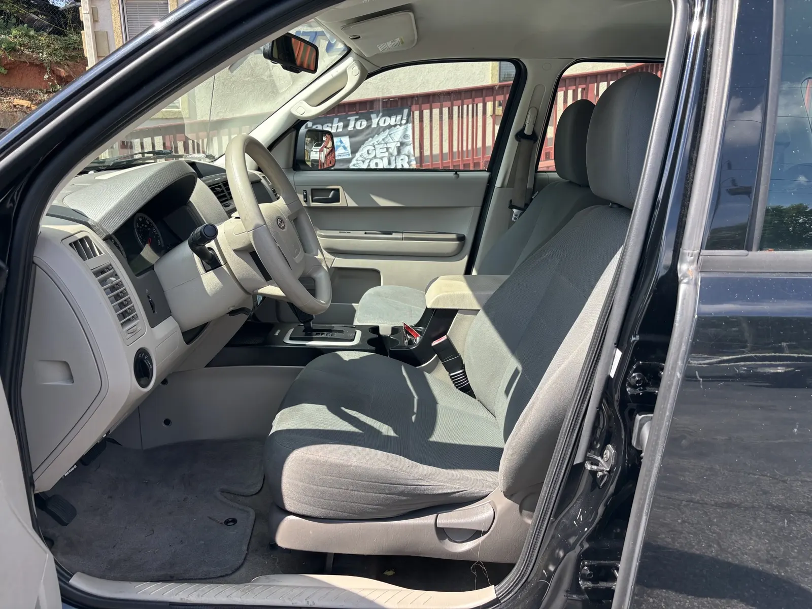 2010 FORD ESCAPE — photo 4